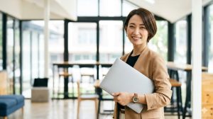 会社にバレない副業で成功し、自信を持つ日本人の女性のイメージ